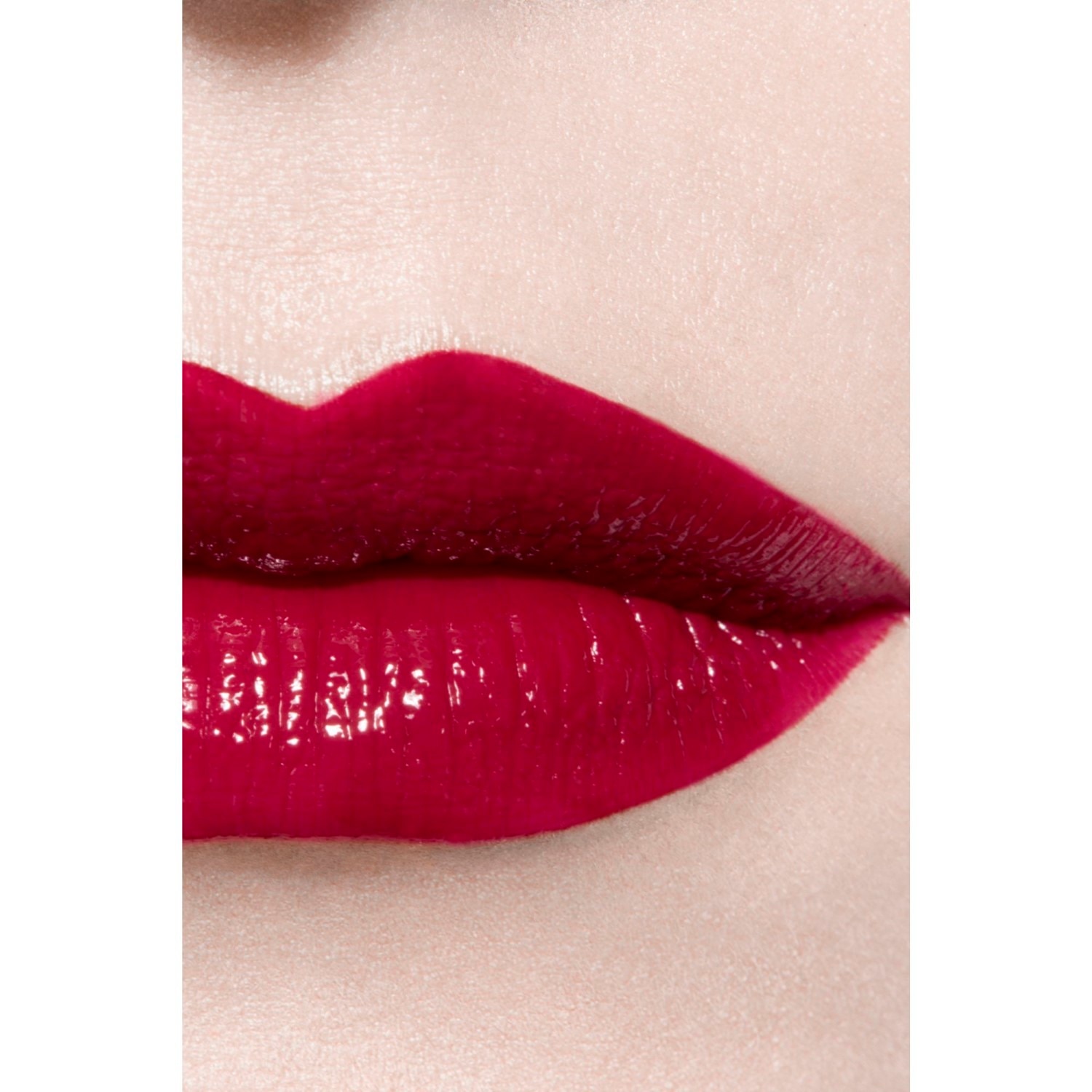 LA BARRA DE LABIOS LÍQUIDA BRILLANTE DE LARGA DURACIÓN